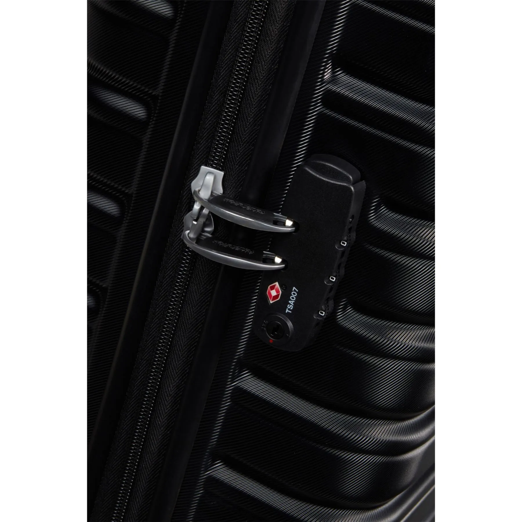 American Tourister Flashline Spinner