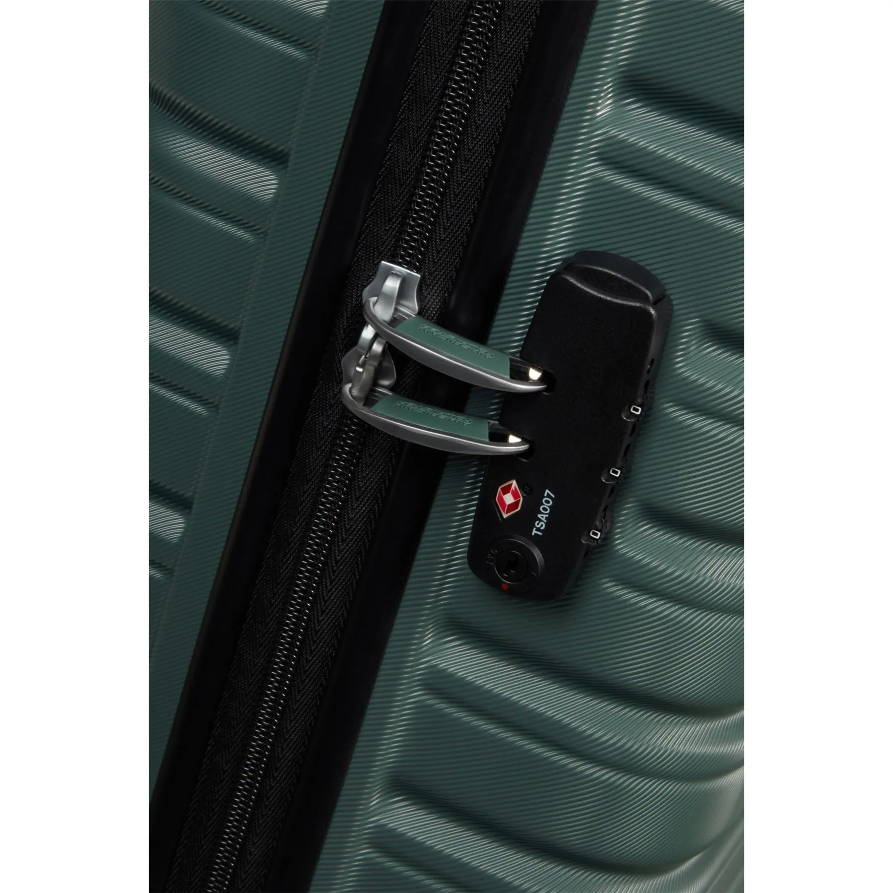 American Tourister Flashline Spinner